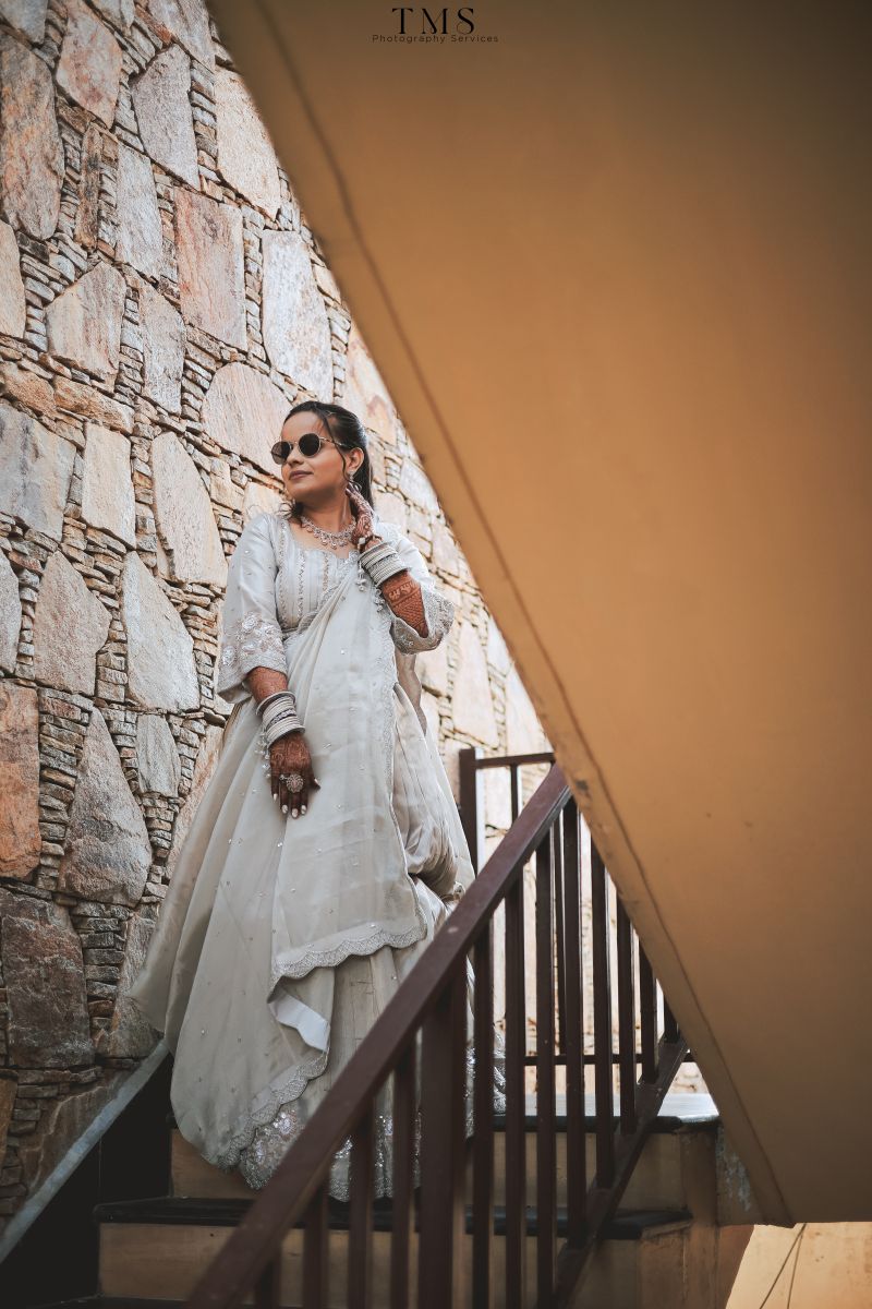 Emotional candid capture of bride Kavita